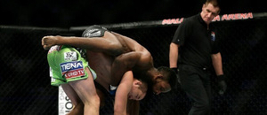 Neil Magny se pokouší nasadit škrcení Rear Naked Choke