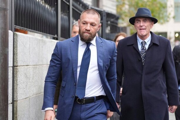 Conor McGregor první den u soudu